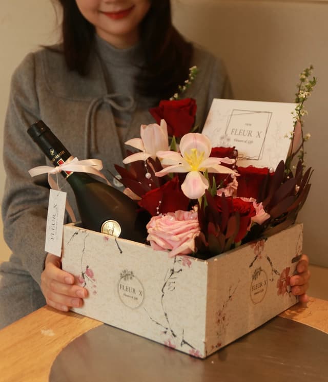 Velvet Amour - Box hoa kết hợp rượu vang