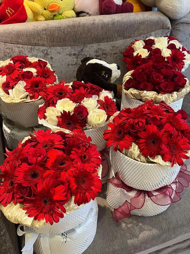 Hoa Bouquet Đỏ Trắng đồng giá